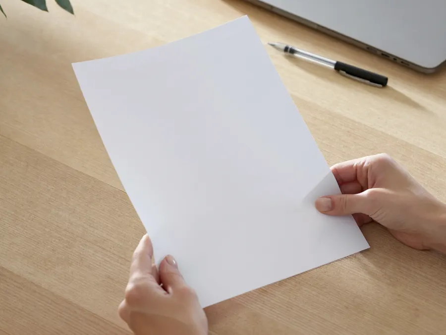 Revisión de un documento de pago sobre un escritorio