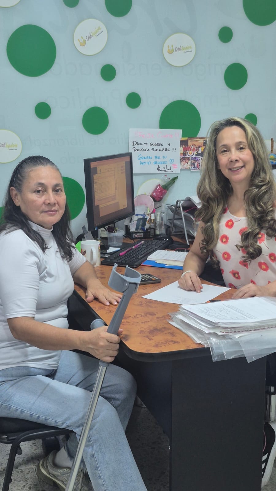 Clientes de CrediAyudarte en la oficina