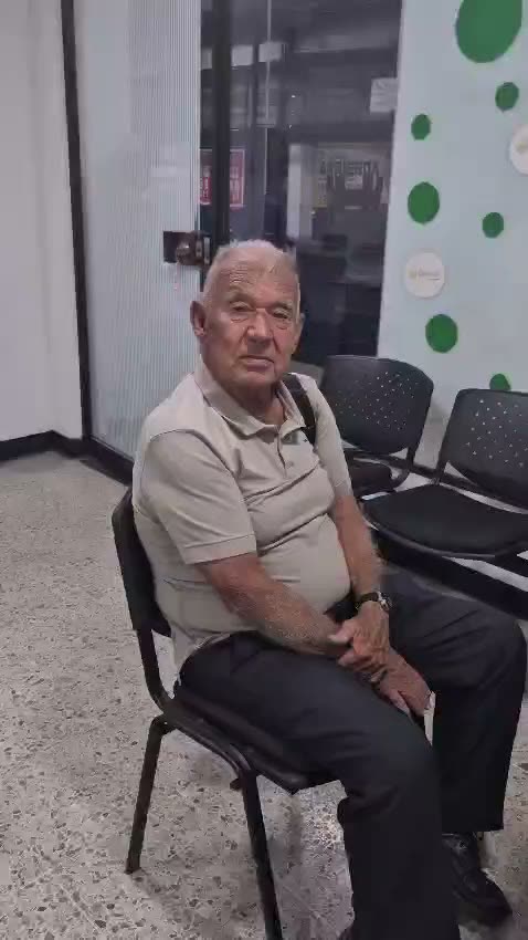 Pensionado esperando su turno en la oficina de CrediAyudarte en Cúcuta