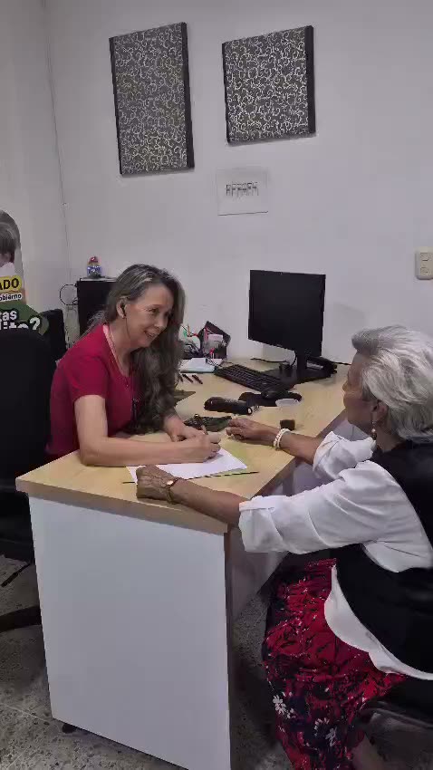 Asesora revisando el caso de libranza de una clienta en Cúcuta